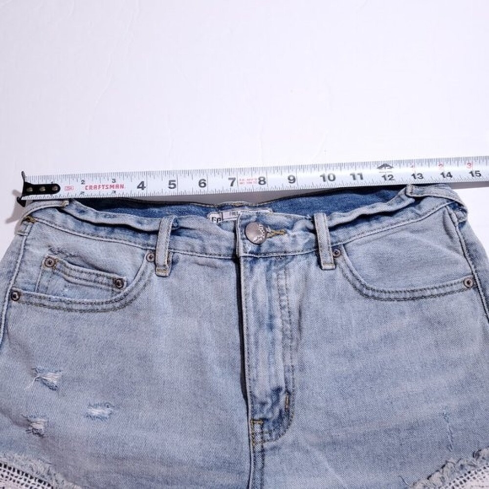 Free People Distressed Lace Hem Mini Denim Shorts Light Wash Size 26 Boho Summer - Picture 9 of 12